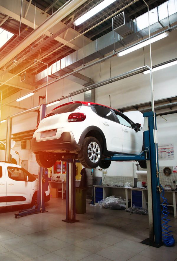 banner-1 Bil inspekteras av mekaniker